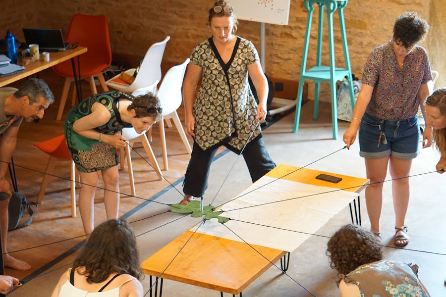 se coordonner lors d'une activité d'équipe avec le crayon coopératif proposé par Le noeud commun