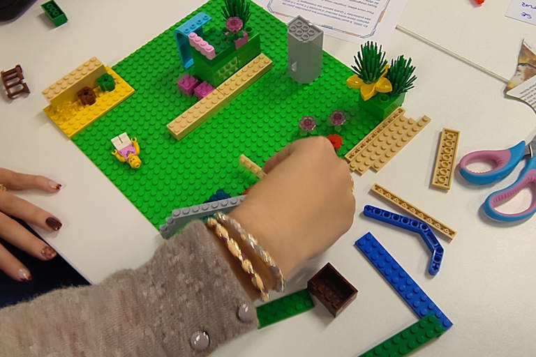 Représentation symbolique construite en Lego pendant un team building lego